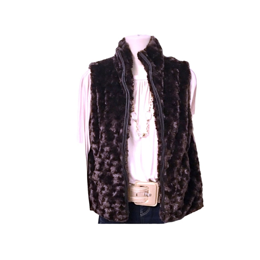 ❤️- Super Cute fully lined faux fur vest!  Size Small